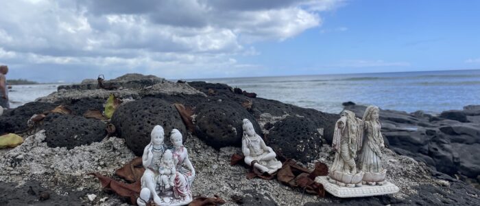 2B590B18-524C-4418-88F1-ED315AA2C1BC_1_105_c indischer Altar am Strand von Mauritius