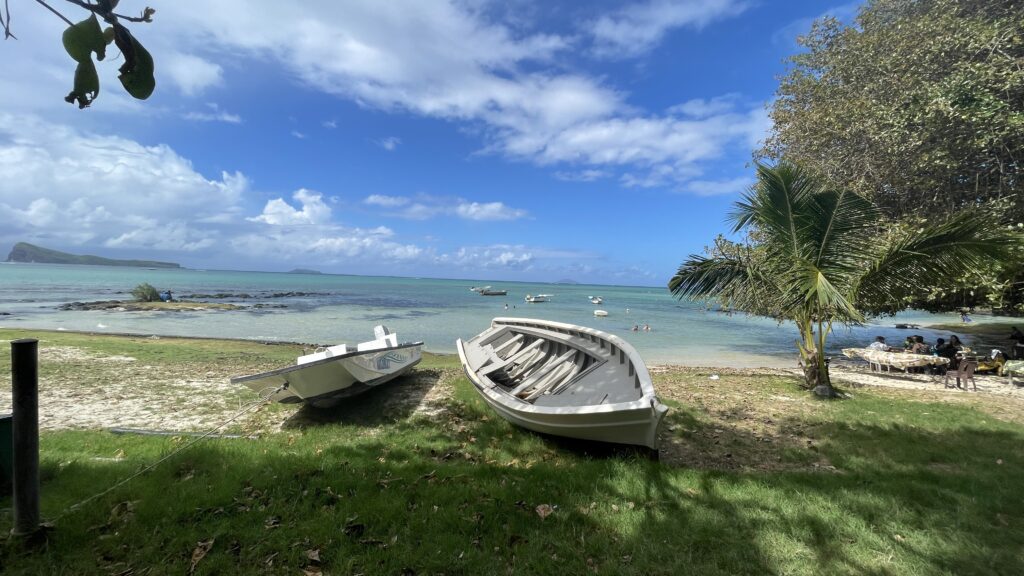 Mauritius Individualreise mit Booten am Strand