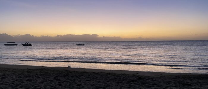642829DC-336B-4631-9607-3DE618873DDB_1_201_a Sonnenuntergang am Strand von Mauritius